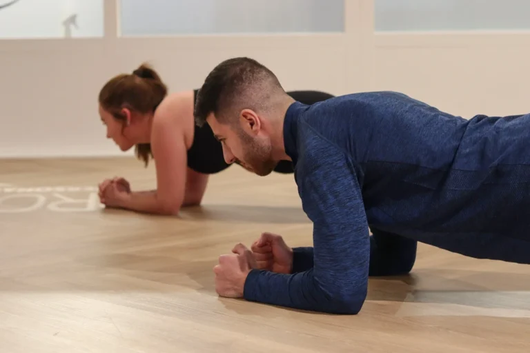 Man En Vrouw In Plankhouding
