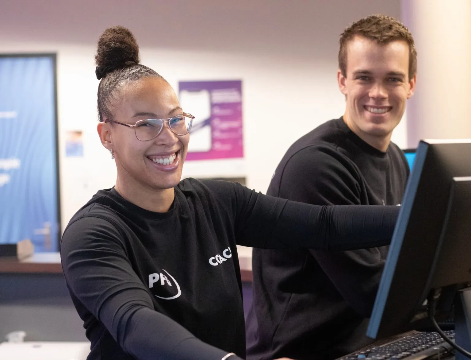 ProFit Gym Coaches Achter Balie Lachen